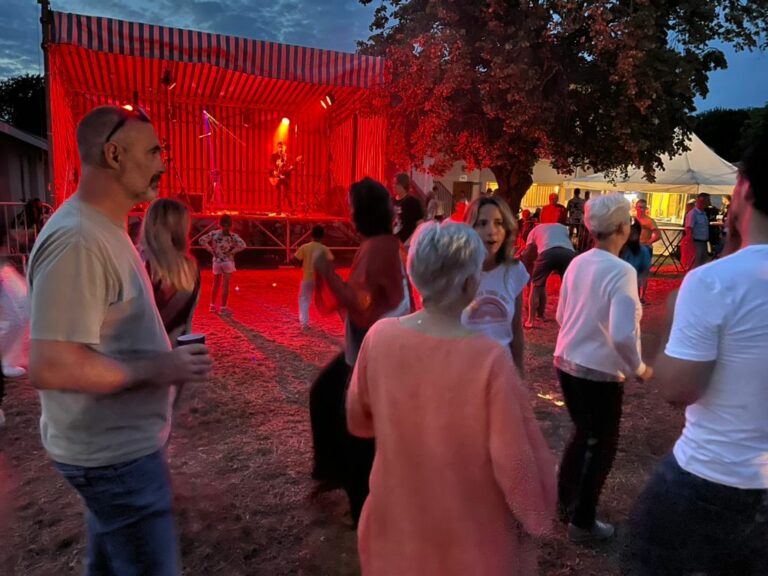 Campin municipal Le Gurp dans le Médoc à 2 minutes de la mer